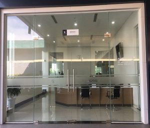 Cửa kính cường lực.