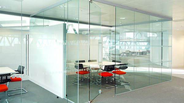 Mẫu cửa kính bản lề sàn dành cho văn phòng, công ty