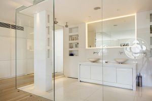 vách kính phòng tắm kính