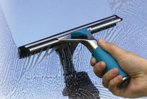 Nên vệ sinh kính cường lực lâu ngày
