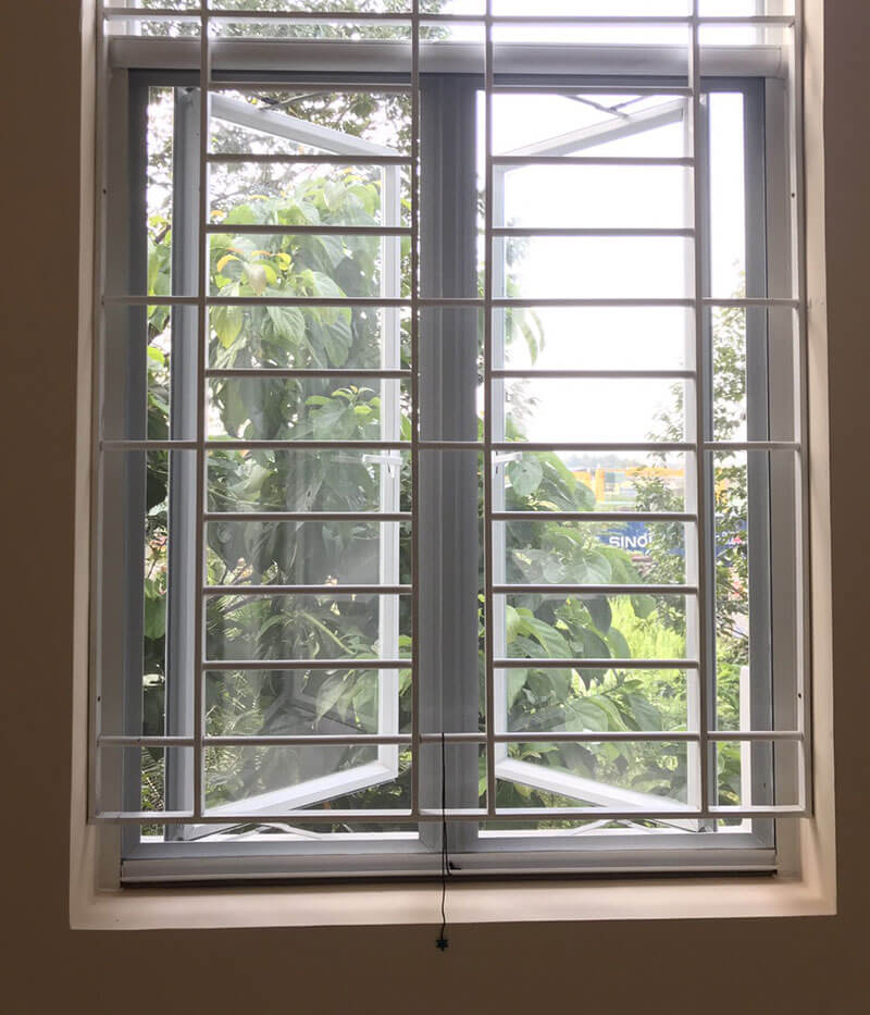 Mẫu khung bảo vệ cửa sổ nhìn ra vườn