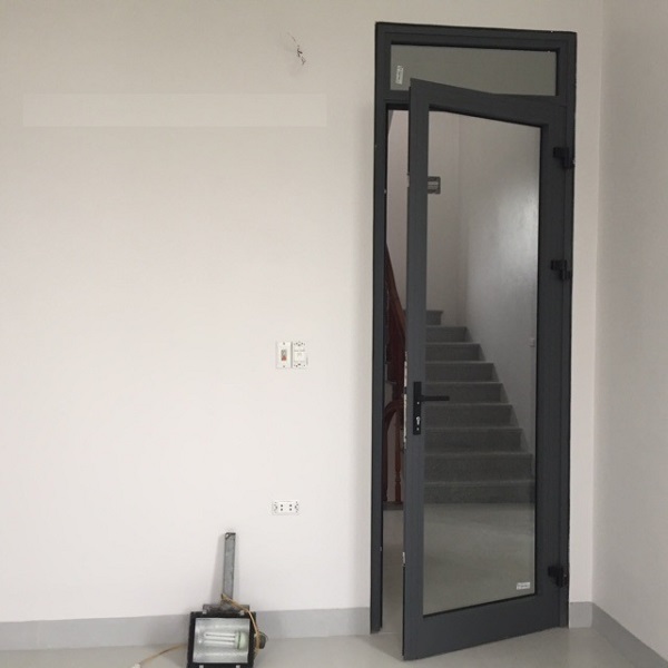 Mẫu cửa nhôm kính 1 cánh mở xoay đẹp cho phòng ngủ