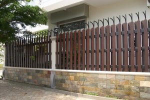 Mẫu hàng rào gỗ chắc chắn, kín đáo