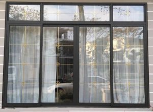 Mẫu cửa nhôm kính 4 cánh màu nâu với phần kính trên cố đinh kiên cố chắc chắn