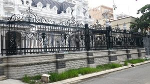 Mẫu hàng rào sắt mỹ thuật rộng rãi