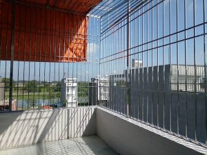 Khung sắt bảo vệ ban công kích thước lớn, thoáng mát an toàn