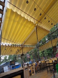 Mái xếp lượn sóng với màu sắc nổi bật bắt mắt phù hợp cho các công trìnhq quán ăn gia đình, quán cà phê,..