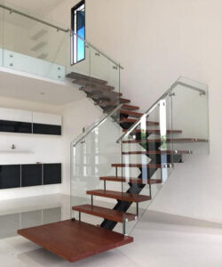 Cầu thang kính tay vịn inox chắc chắn, đơn giản