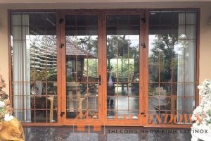 Mẫu cửa nhôm xingfa vân gỗ 4 cánh thiết kế sang trọng