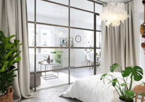 Phòng ngủ giữa cây xanh và vách ngăn nhôm kính