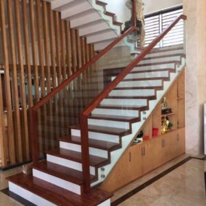 Cầu thang kính tay vịn gỗ vuông bền bỉ, chắc chắn