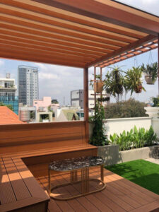 Mái hiên sân thượng với vải bạc họa tiết kẻ sọc