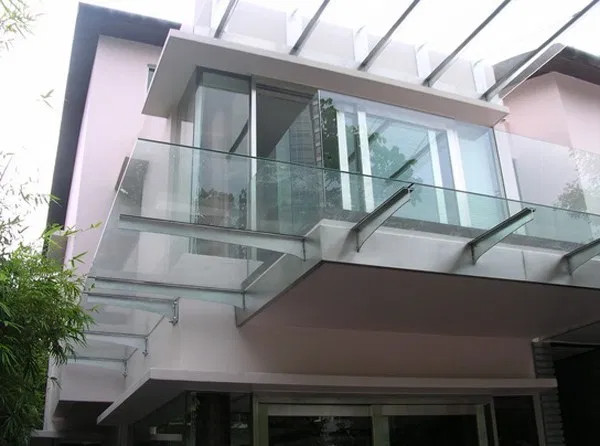 Mái kính hiên nhà dọc hành lang đi bộ