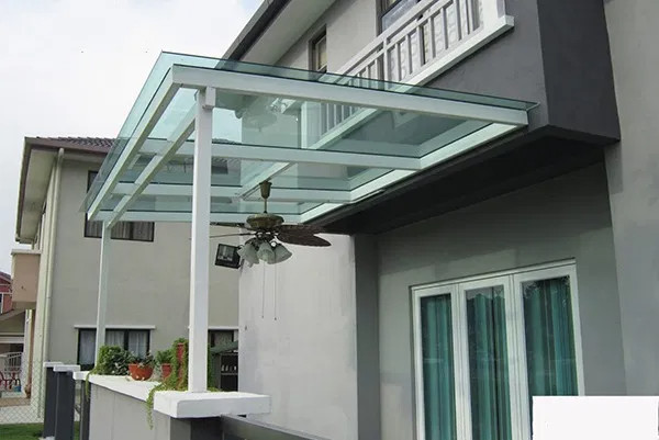 Mái kính hiên nhà bằng phẳng khung sắt