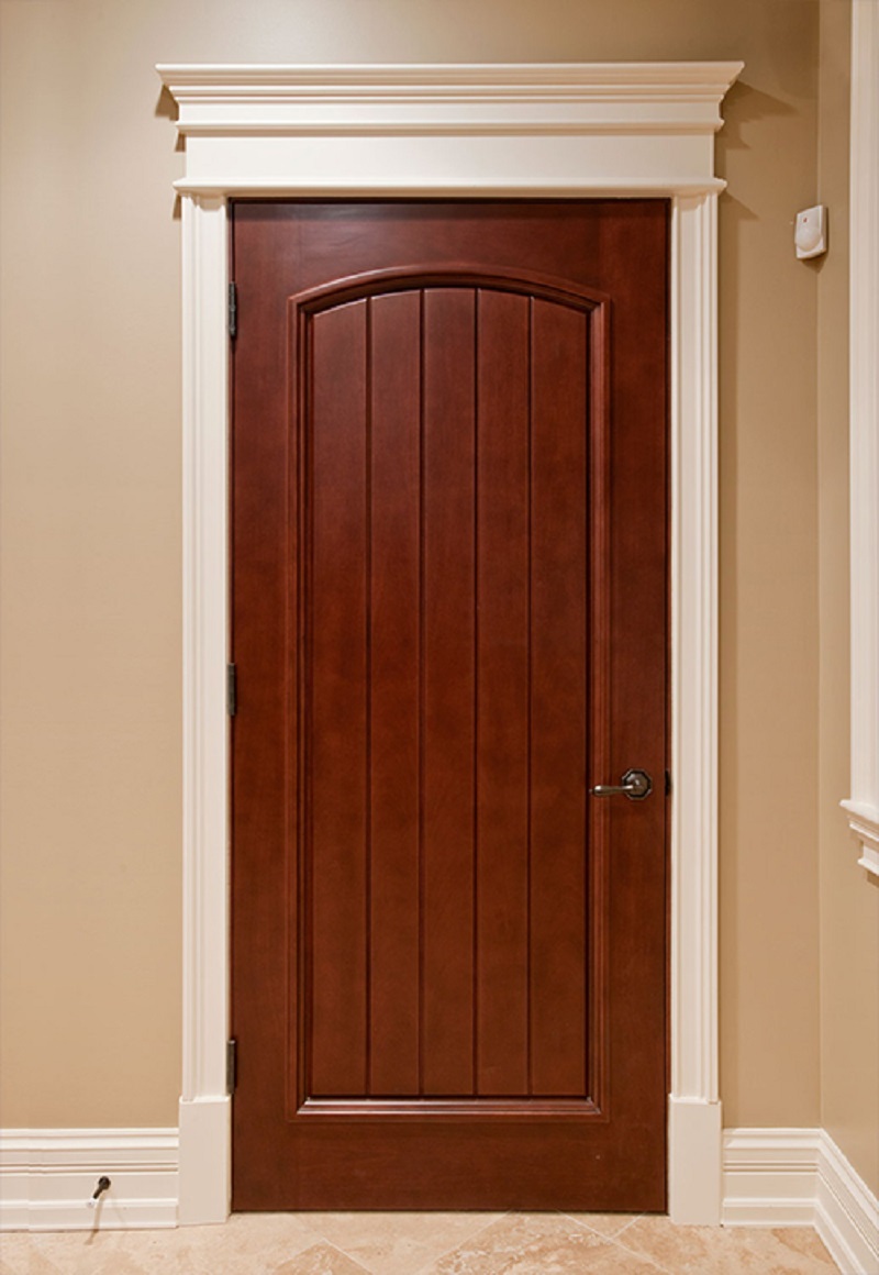 Mẫu cửa giả gỗ đơn giản không họa tiết cầu kì nhưng vẫn tạo được nét đặc biệt như các loại cửa gỗ cổ điển