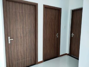 Mẫu cửa giả gỗ có họa tiết vân gỗ như gỗ thật rất khó thể nhìn ra đây chỉ là cửa nhôm giả gỗ