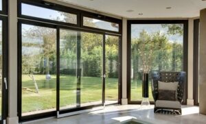 Cửa kết hợp với vách kính nhôm xingfa màu đen với thiết kế đơn giản mang đến sự thông thoáng cho ngôi nhà