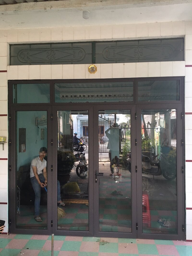 Mẫu cửa nhôm Konig 4 cánh màu xám đen