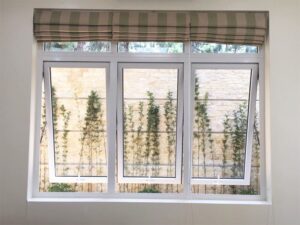 Cửa sổ nhôm xingfa màu trắng dạng hất độc đáo