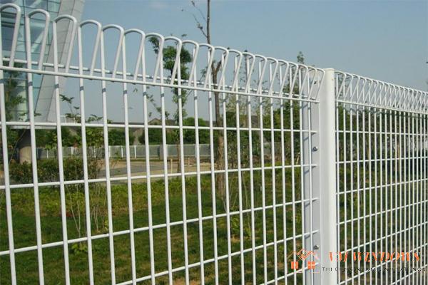 Hàng rào gập tam giác được sơn tĩnh điện