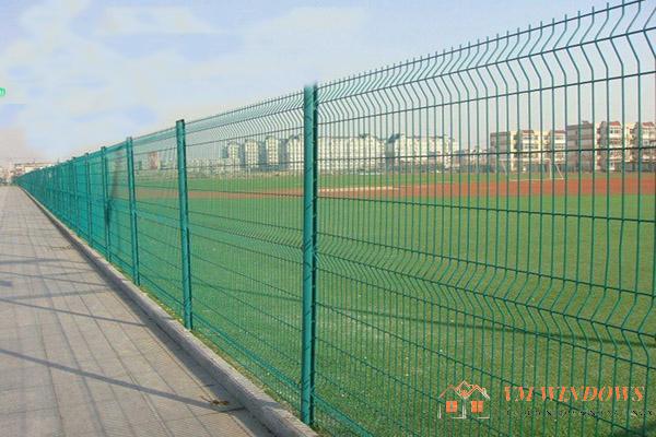 Hàng rào chấn song cũng được sử dụng ngăn cách các sân vận động vì độ chịu lực cao