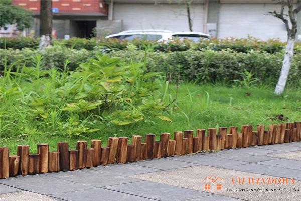 Hàng rào gỗ nhỏ được sử dụng cho các sân vườn công cộng