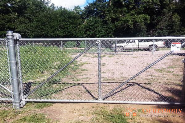 Hàng rào lưới thép B40 được sử dụng để làm cổng mở nơi xe ra vô