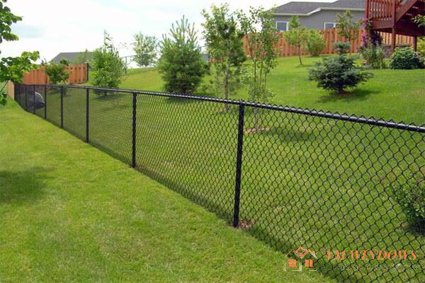 Hàng rào được phủ lớp sơn đen dùng cho các khu nghỉ dưỡng