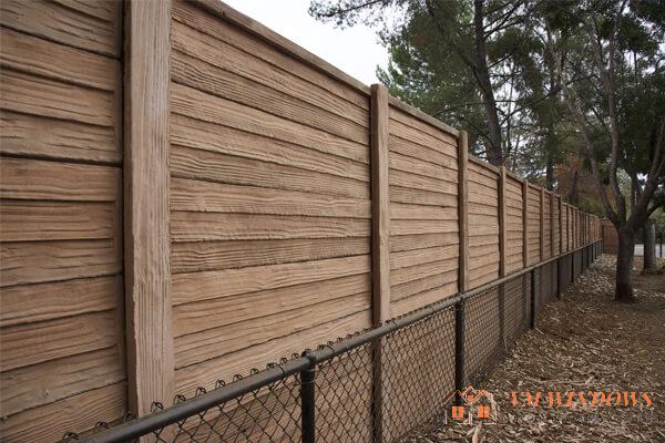 Hàng rào bê tông giả gỗ tách biệt không gian bên trong và ngoài