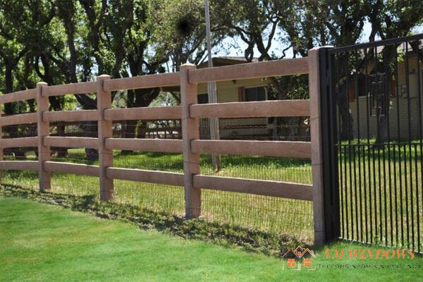 Hàng rào bê tông giả gỗ nhìn như thật nên sẽ giữ được tính thẫm mỹ