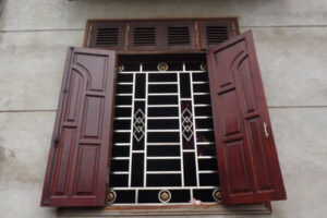 Họa tiết trên khung bảo vệ cũng là yếu tố ảnh hưởng đến chi phí