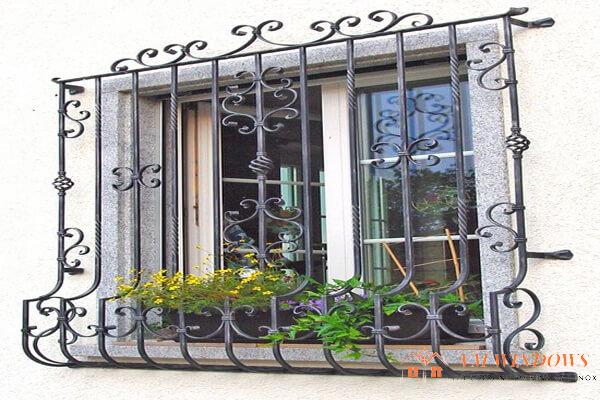 Khung bảo vệ cửa sổ bằng sắt với hoa văn độc lạ