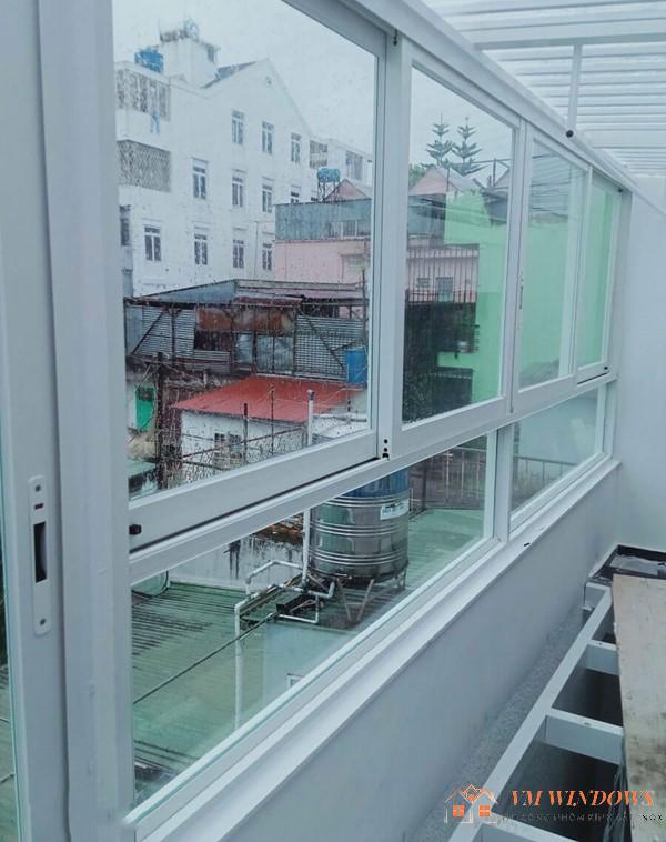 Mẫu cửa sổ lùa nhôm kính 4 cánh lùa Xingfa với độ chịu lực cao cho các bệnh viện, công ty