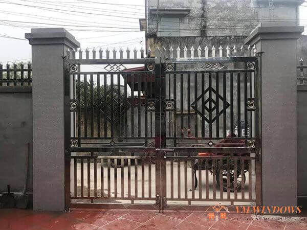 Mẫu cổng nhà bằng inox thường được sử dụng ở vùng thôn quê