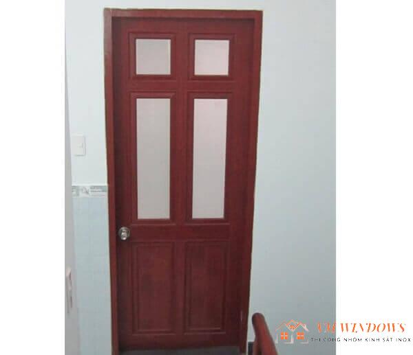 Mẫu cửa đi 1 cánh nhôm kính màu vân gỗ có 2 ô chia phổ biến
