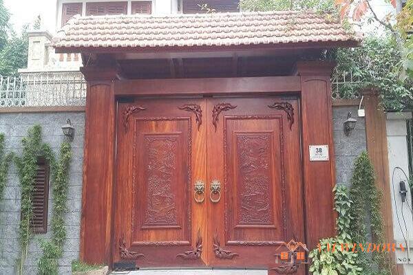 Mẫu cổng gỗ sang trọng, với hoa văn điêu khắc