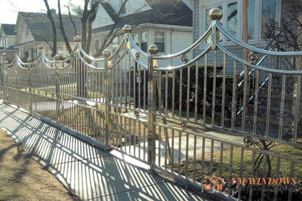 Hàng rào inox với thiết kế Châu Âu phù hợp với những căn nhà phố