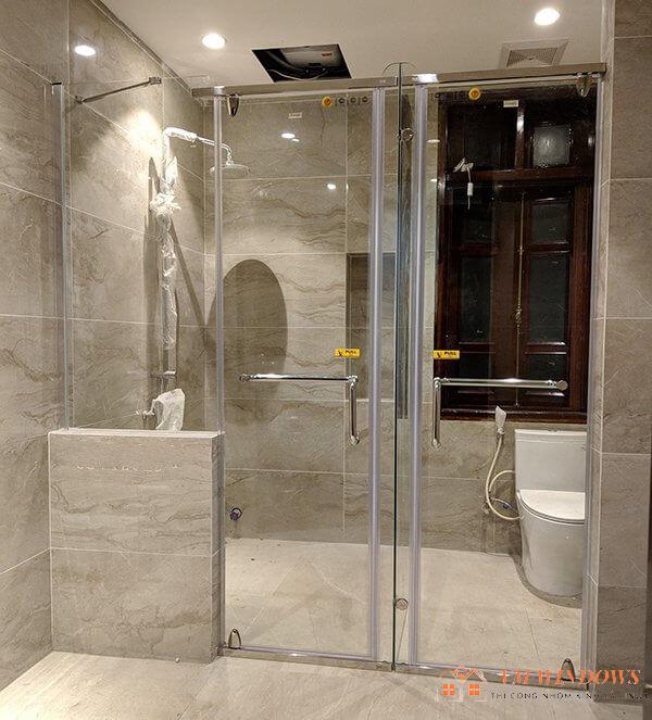 Phòng tắm kính thông dụng, tiết kiệm diện tích tại TPHCM