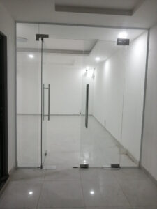 cửa kính cường lực tại nhà anh Trí được hoàn thiện chắc chắn và bền bỉ