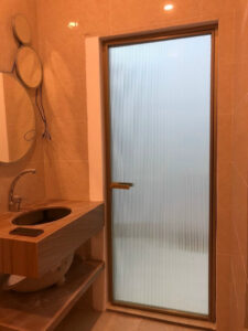 cửa nhôm kính mờ cao cấp 1 cánh mở quay
