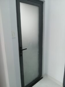 Cửa nhôm kính mờ 1 cánh mở quay nhà vệ sinh đầy tinh tế
