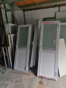 Cửa nhôm Xingfa màu trắng đang được hoàn thiện các bước cuối