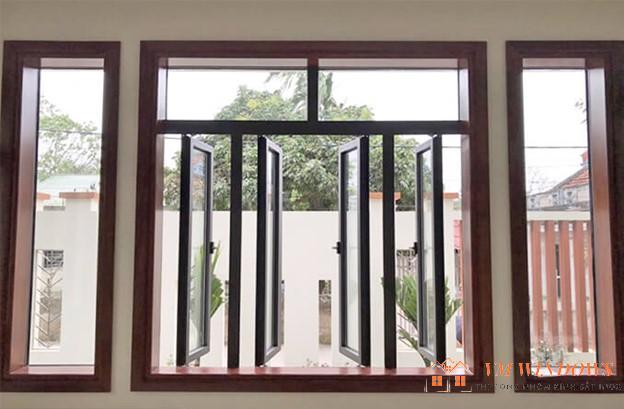 Mẫu cửa sổ nhôm 4 cánh với thiết kế cổ điển cùng màu vân gỗ sang trọng