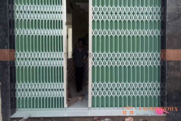 Mẫu cửa kéo có lá Đài Loan đẹp sang trọng màu xanh ngọc