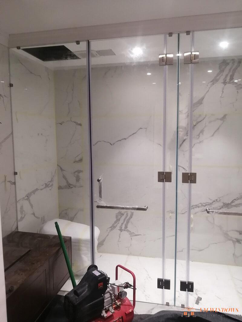 Không gian của phòng tắm kính