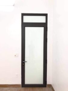 Mẫu cửa đi mở quay 1 cánh nhôm kính mờ