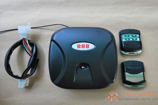 Bộ điều khiển cửa cuốn tự động từ xa có 2 thiết bị nhỏ gọn, dễ sử dụng