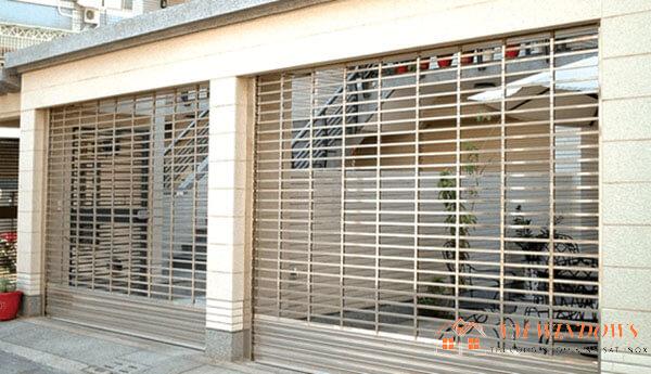 Mẫu cửa inox song ngang khớp vuông tại quán cà phê