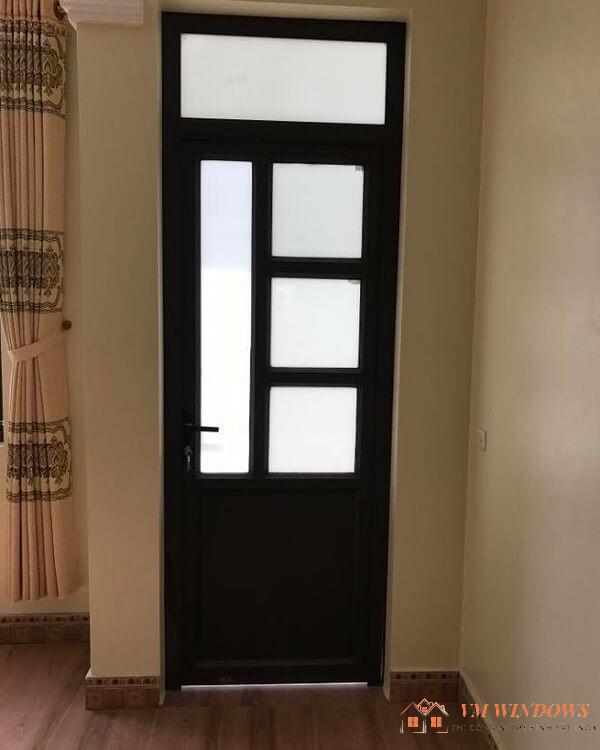 Mẫu cửa chính nhôm kính Xingfa 1 cánh hiện đại màu đen dùng trong phòng ngủ
