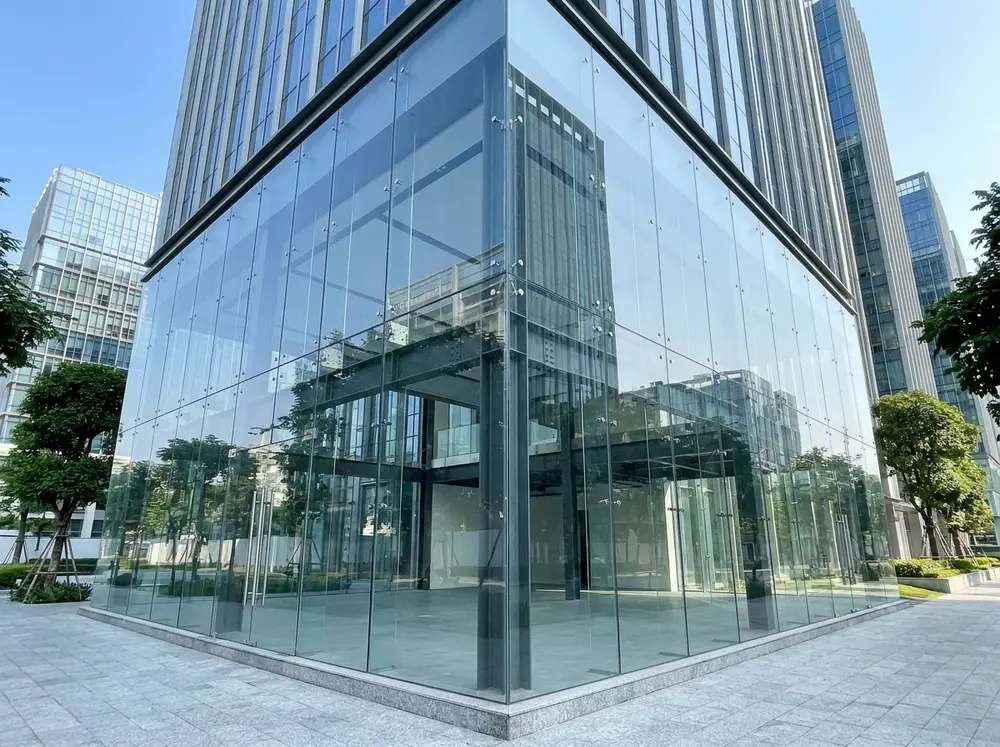 Hệ mặt dựng kính cường lực Showroom Ô tô Auto+ Quận 7, TPHCM